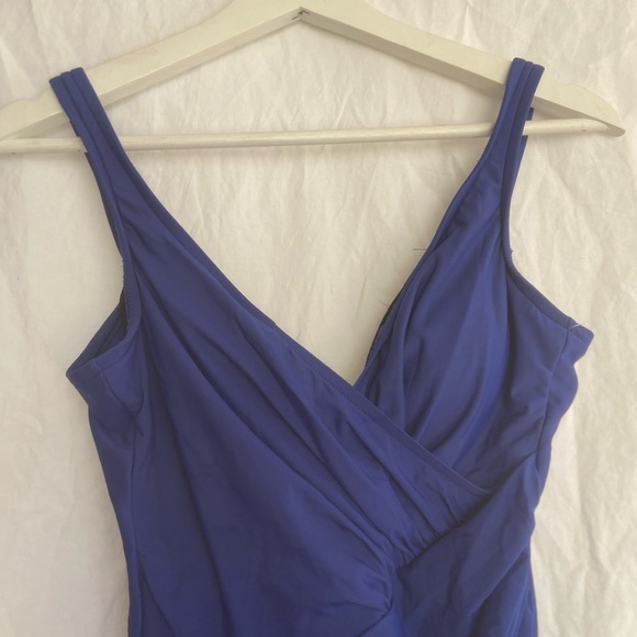 Miraclesuit Blue One Piece with Slimming Ruching Size 10 - Picture 10 of 16